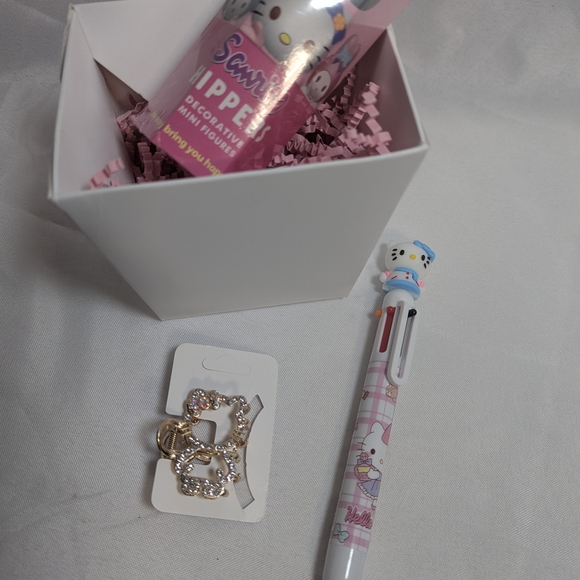 Hello Kitty Stationery Set with Hair Accessorie And Blind Box Figure Easter 🐰 - Picture 4 of 6